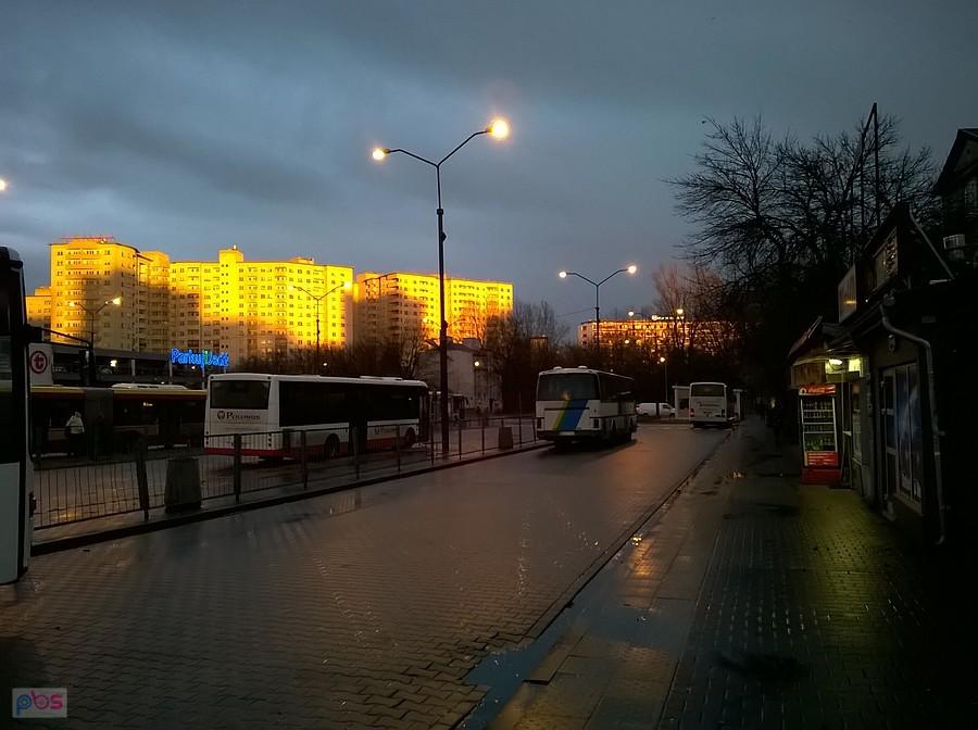 Złoty kwadrans 18-02-2020 16-44 Pętla Metro Wilanowska -płonące bloki,palące się latarnie,szkawliste niebo