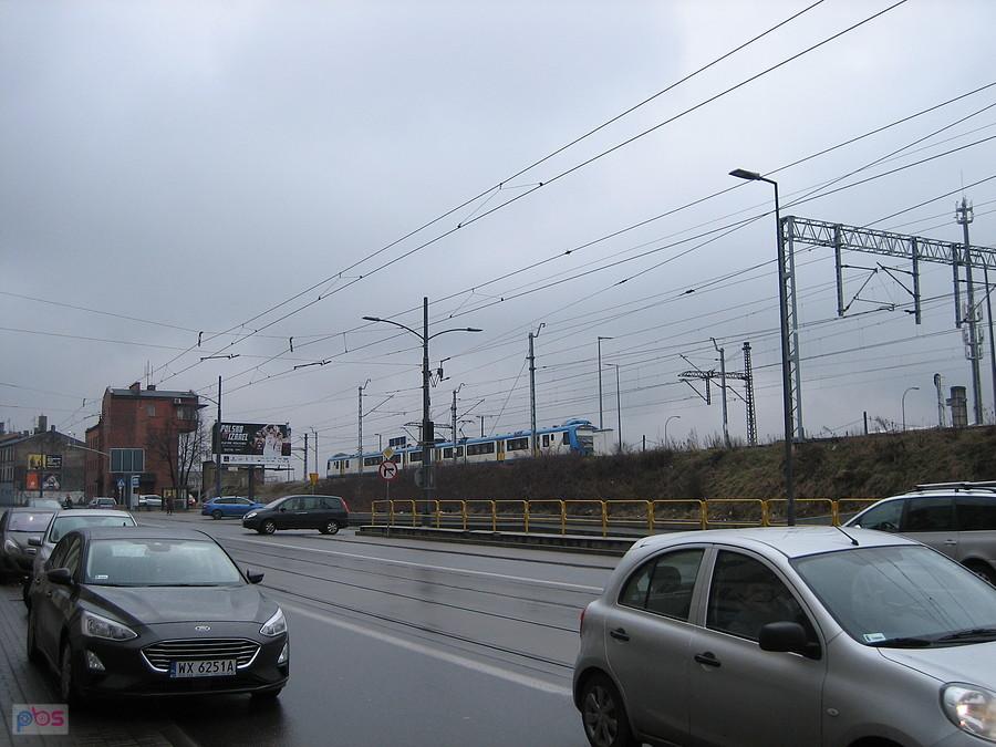 EN57AKŚ jako pociąg KS 64450 relacji Kluczbork-Katowice opuścił stację Chorzów Batory i zmierza w stronę przystanku osobowego Katowice Załęże