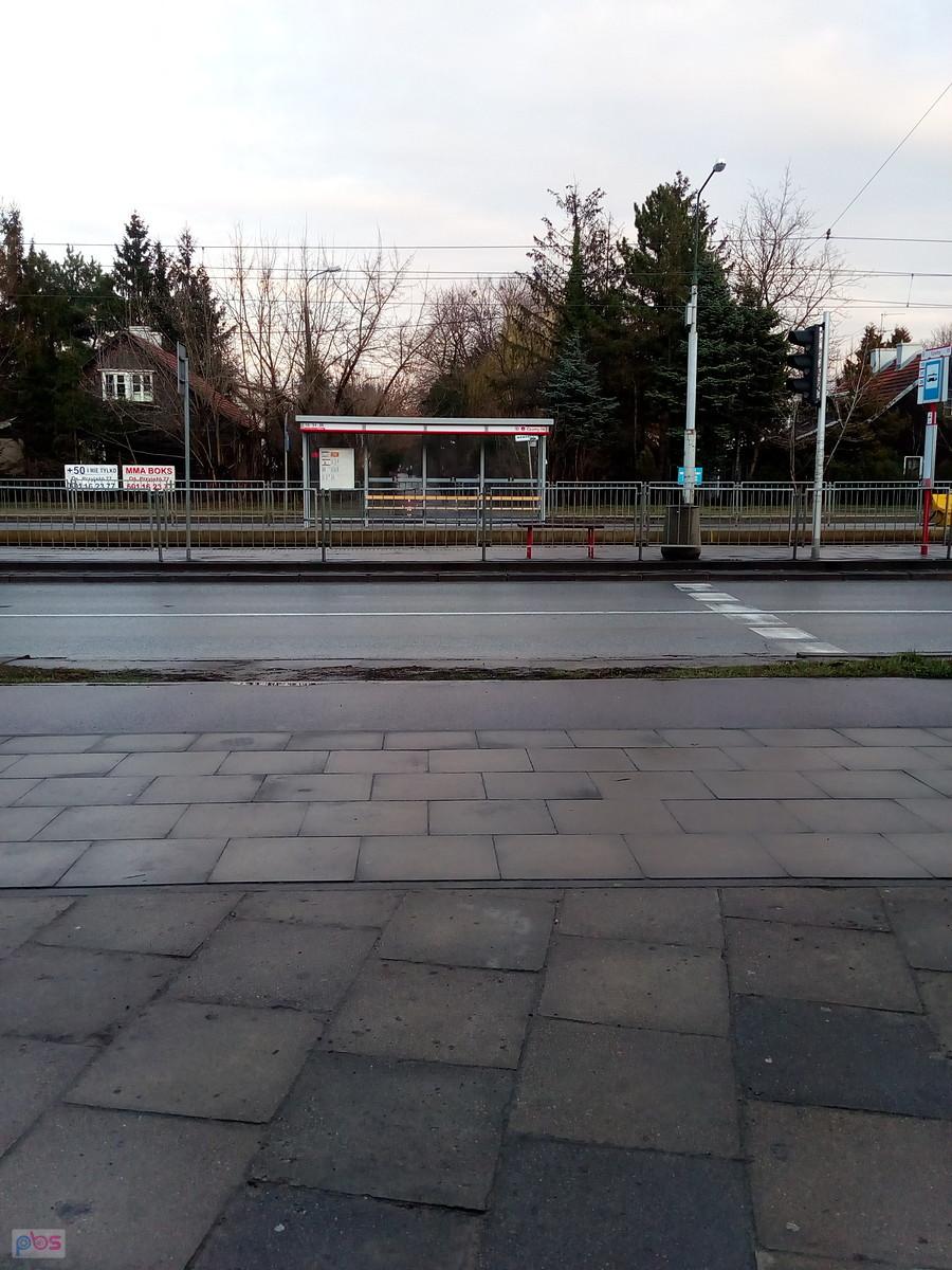 Powstańców z wjazdu do serwisu
