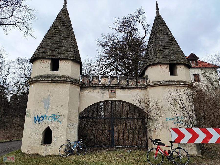 Historyczna brama w Ciecierzynie