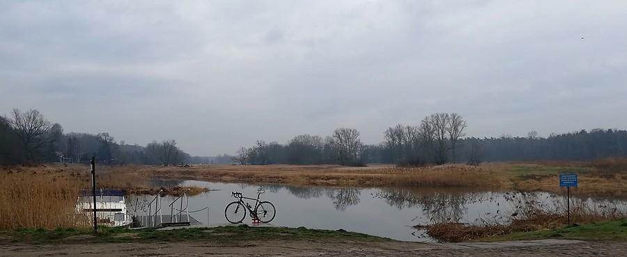 Z daleka - Port Radzewice