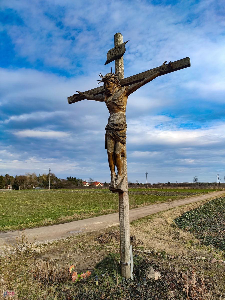 Jezus na krzyżu przy nowo odkrytej drodze