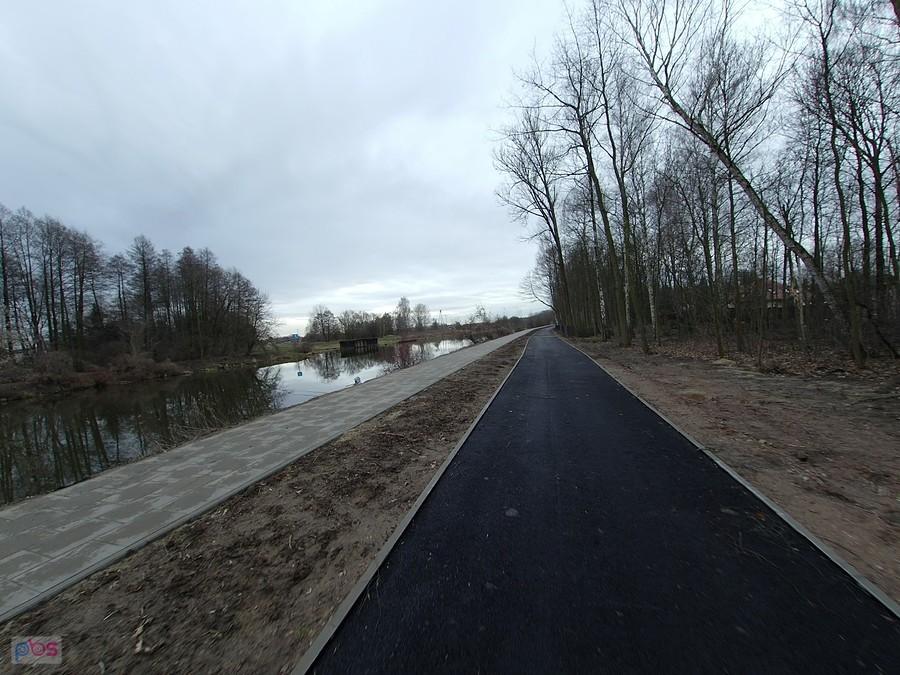 Piękna ścieżka nad Kanałem Żerańskim
