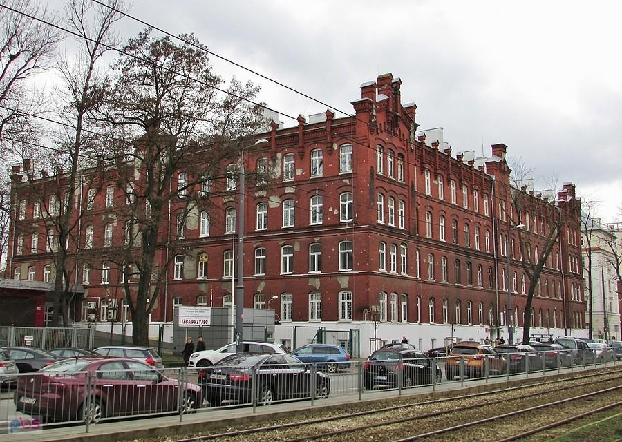 Dawniej to jeden z budynków Szpitala Mokotowskiego - dzisiaj Klinika Psychatrii na Nowowiejskiej