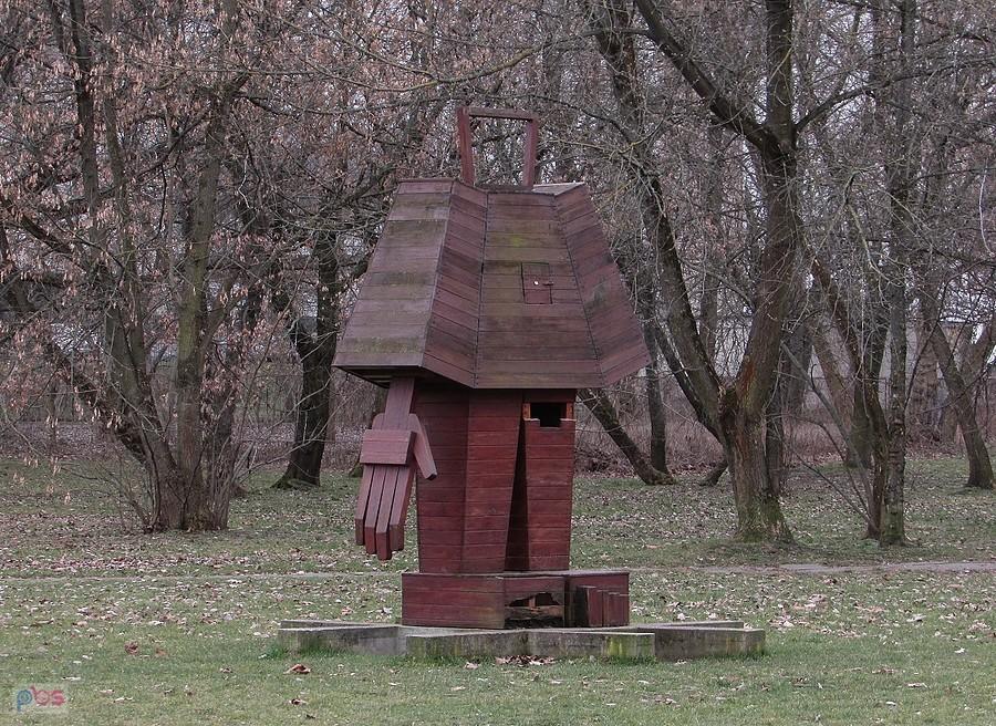 Zapomniany CosmoGolem na Polu Mokotowskim zamienia się w ruinę