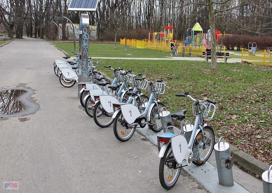 Stacja rowerków dziecięcych na Polu Mokotowskim
