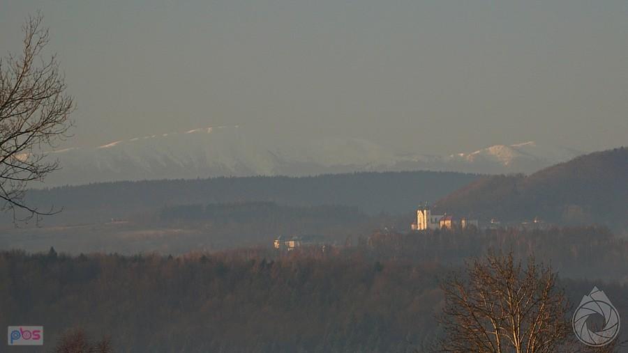Kalwaria Zebrzydowska z śnieżną Babio