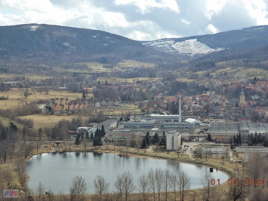 Widok z góry Brzeźnik (555m) na Przełęcz Kowarską, kowarski zalew oraz Kowary właściwe ;)