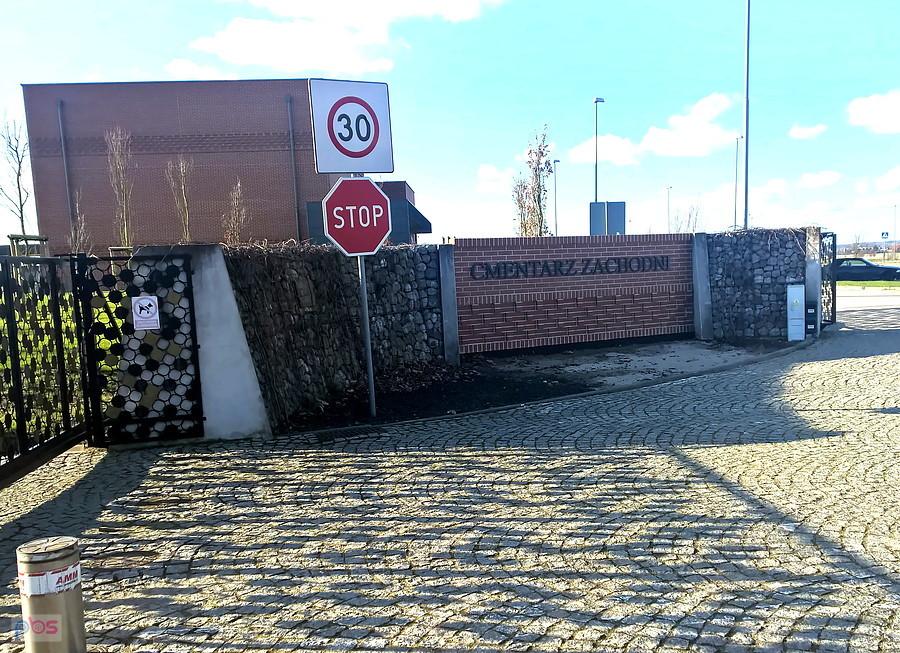 Brama wejściowa Cmentarza Zachodniego.