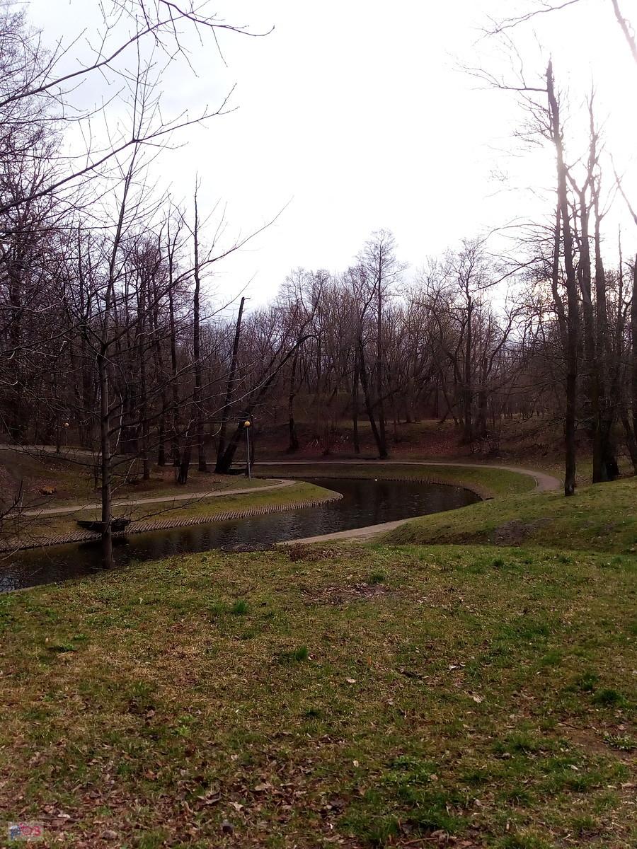 Fosa w parku na Forcie Bema