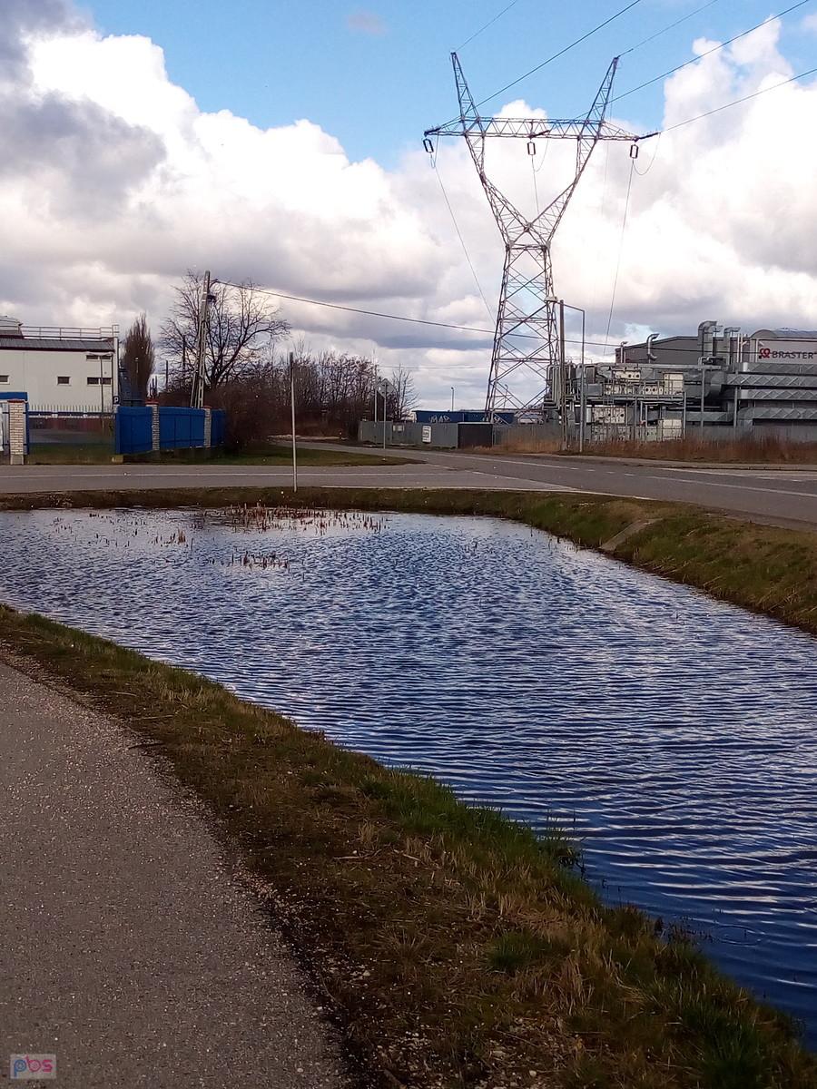 Wiatr marszczy wodę