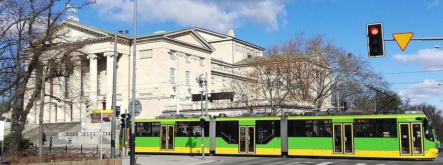 Teatr Wielki oraz tramwaj w klasycznych barwach - Poznań