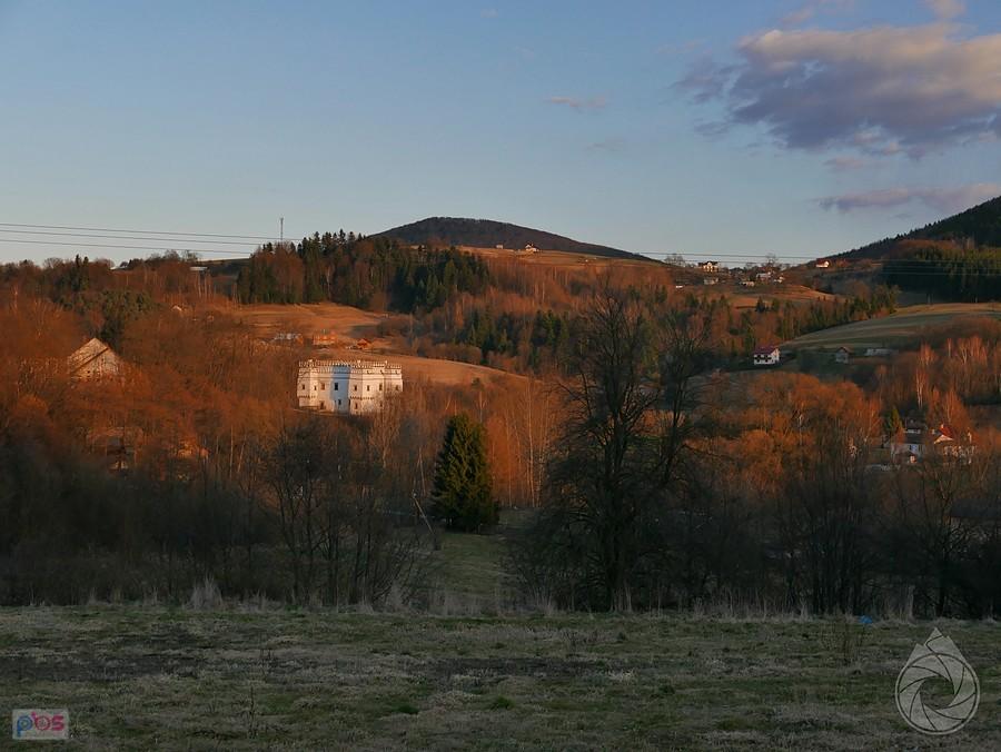 kasztel w Szymbarku w resztkach słońca