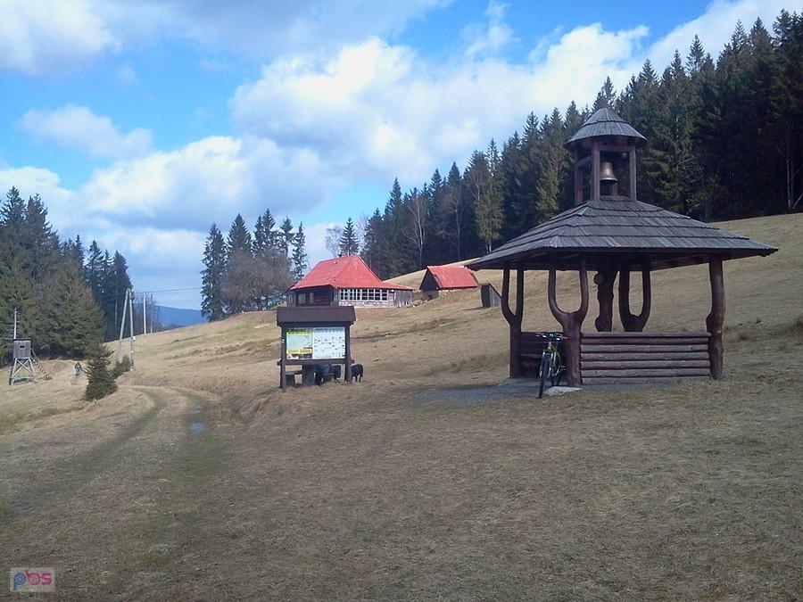 Wiata z dzwonnicą