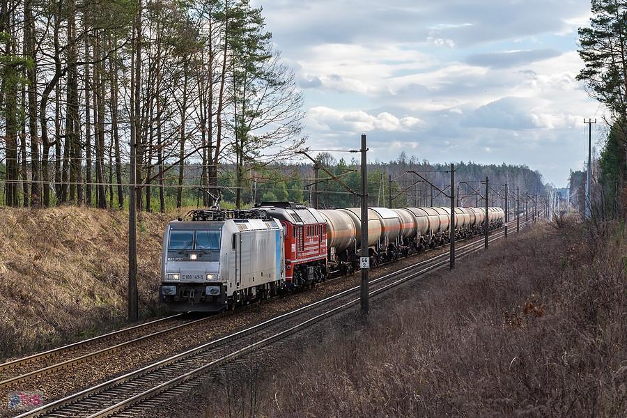 E186 147-5 i M62-1684 ze składem "gazówek" zbliżając się do podg. Kalina, jadąc szlakiem od Boronowa, linia D29-131.
