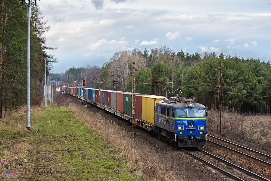 Szlak: podg. Kalina - Boronów, linia D29-131. EU07-1502 jedzie Magistralą węglową na południe, mijając Kalinę.