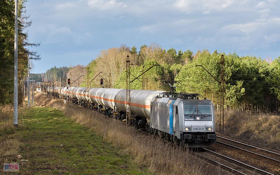 TRAXX - E186 141-8 minął podg. Kalina, wyjeżdżając na szlak do stacji Boronów, linia D29-131.