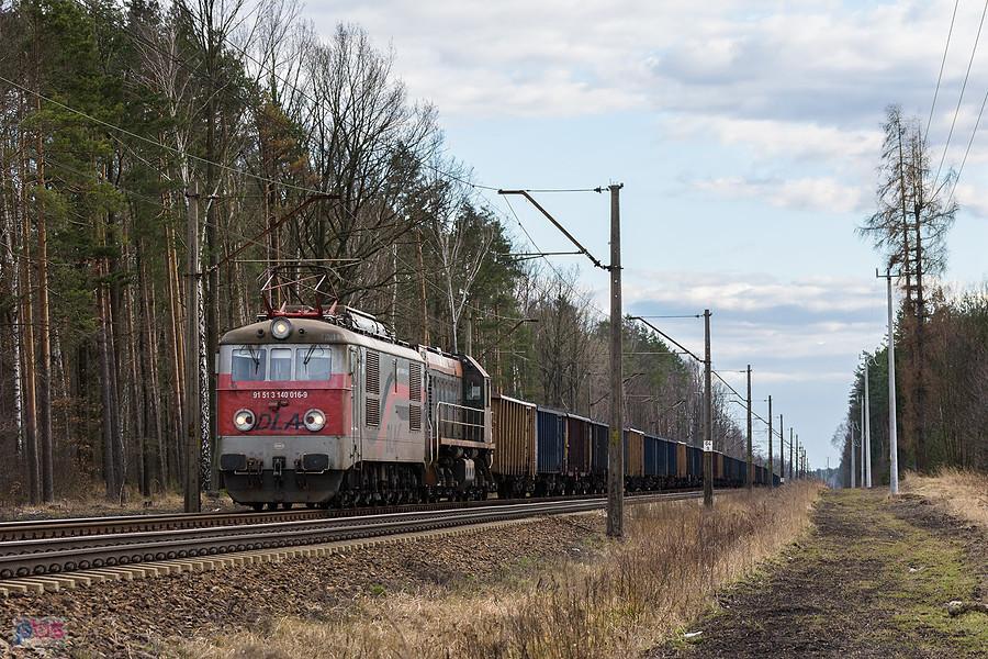Szlak: Boronów - podg. Kalina, linia D29-131 3E/1M-067 i TEM2-274 ze składem węglarek mijają Olszynę, kierując się na północ.