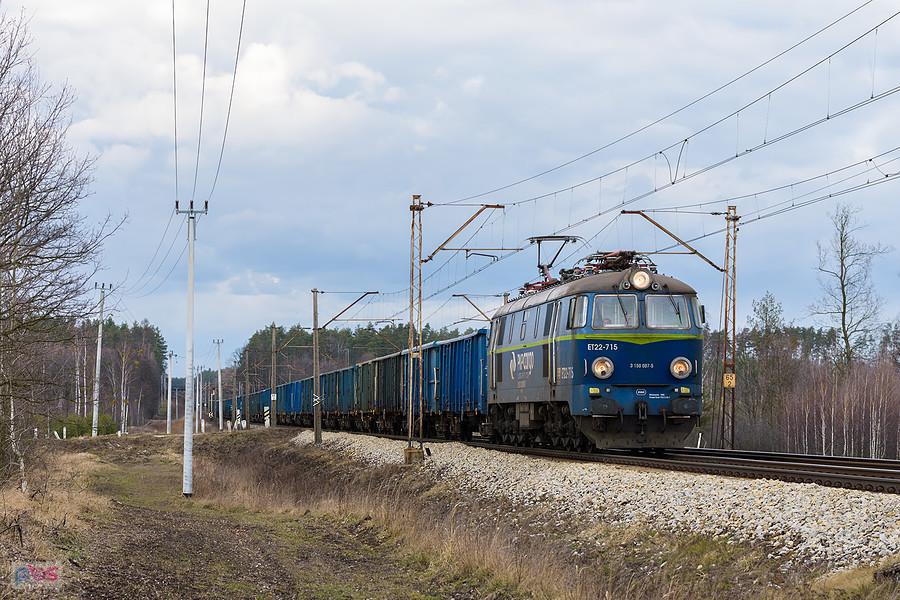 Szlak: podg. Kalina - Boronów, linia D29-131. ET22-715 mija Olszynę, kierując się na południe.