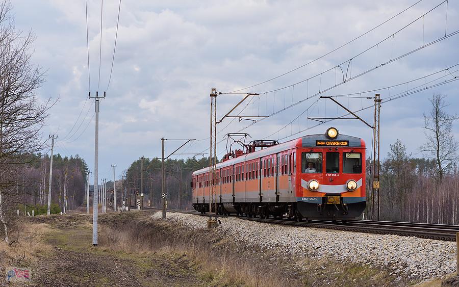 Szlak: podg. Kalina - Boronów, linia D29-131. EN57-1267 jako poc. Regio 44398 relacji: Wieluń Dąbrowa - Tarnowskie Góry mija Olszynę.