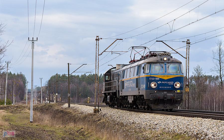 Szlak: podg. Kalina - Boronów, linia D29-131. ET22-999 wraz z TEM2-216 mijają Olszynę, kierując się w stronę Tarnowskich Gór.