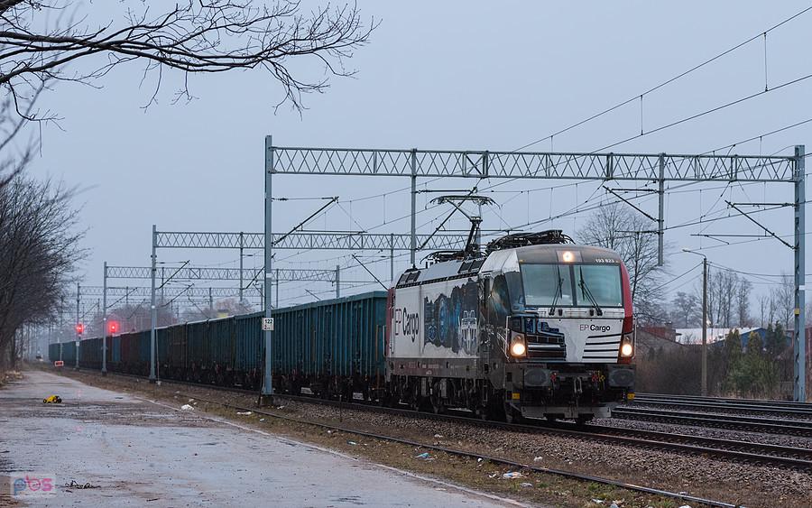 Vectron 193 823 przewoźnika EP Cargo wjeżdża na tor główny dodatkowy stacji Częstochowa Gnaszyn, linia D29-61.