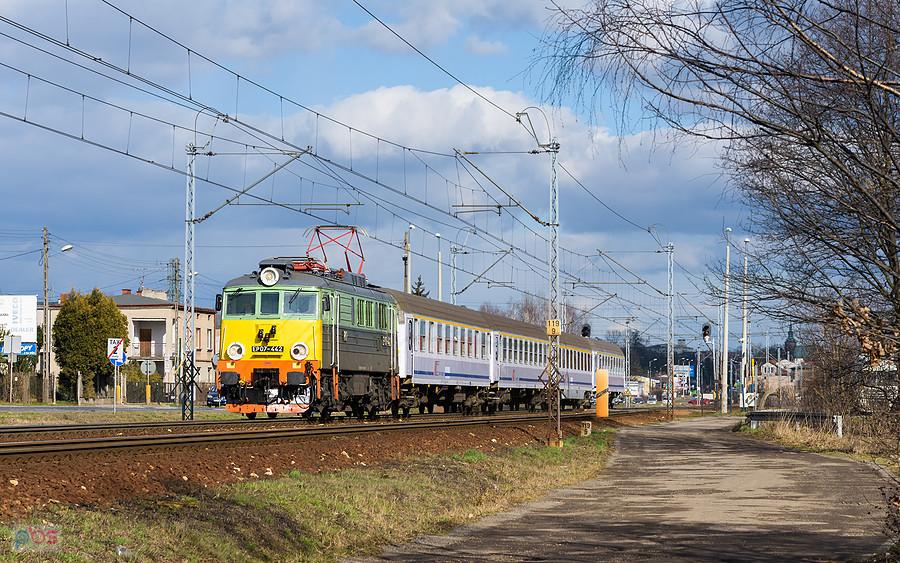Szlak: Częstochowa Stradom - Częstochowa Gnaszyn, linia D29-61. EP07-442 z poc. TLK 16105 "Krasiński" relacji: Warszawa Wschodnia - Wrocław Główny minęła przejazd na ul. Przestrzennej w dzielnicy Gnaszyn.