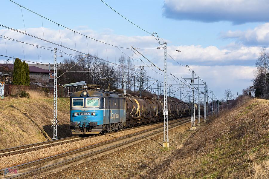 Szlak: podg. Kucelinka - Częstochowa Stradom, linia D29-61. 182 105-7 mija dzielnicę Błeszno, jadąc w stronę Herbów.
