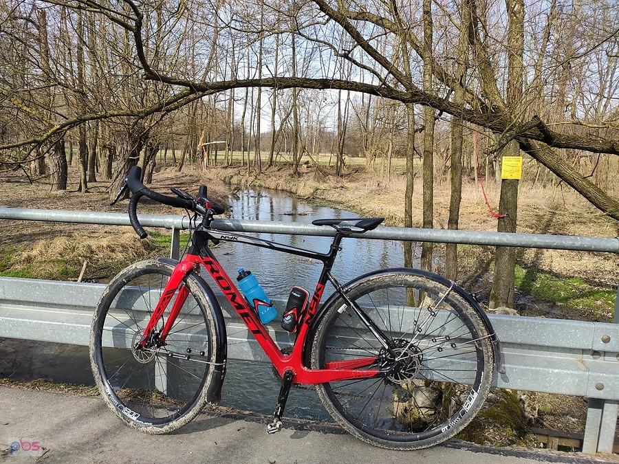 Zaparkowany Romet na moście
