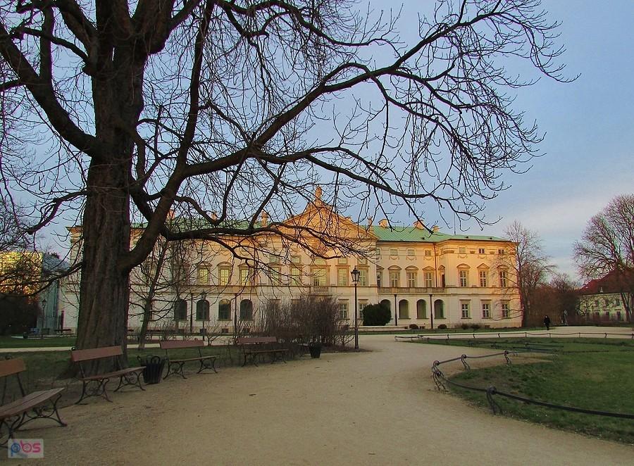 Pałac Rzeczypospolitej w ostatnich promykach słońca