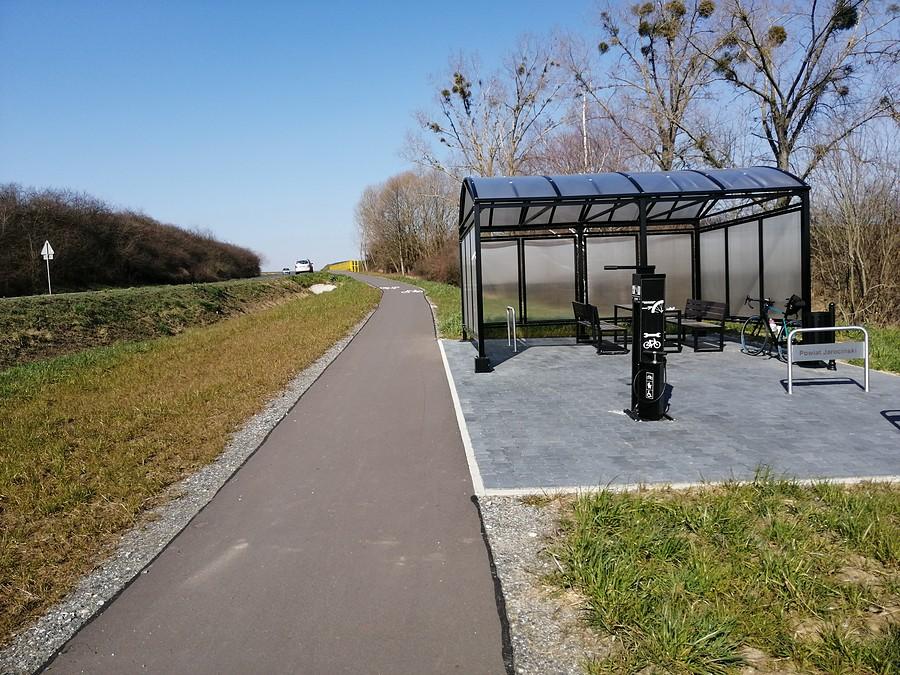 Ścieżka rowerowa i przystanek dla rowerzystów wyposażony w podstawowe narzędzia, klucze i pompkę, na podjeździe przed samym Żerkowem.