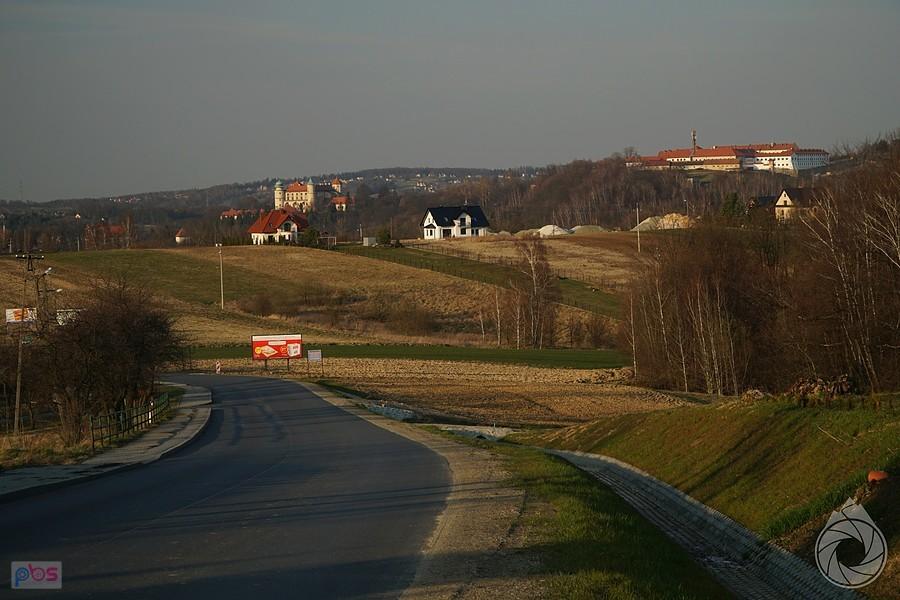 wjazd do N.Wiśnicza z pięknymi zabbudowaniami XXIw na pierwszym planie