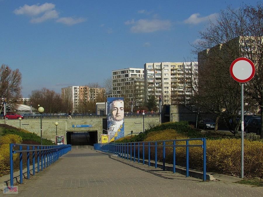 Wejście do stacji Metro Imielin z muralem Juliana Ursyna Niemcewicza