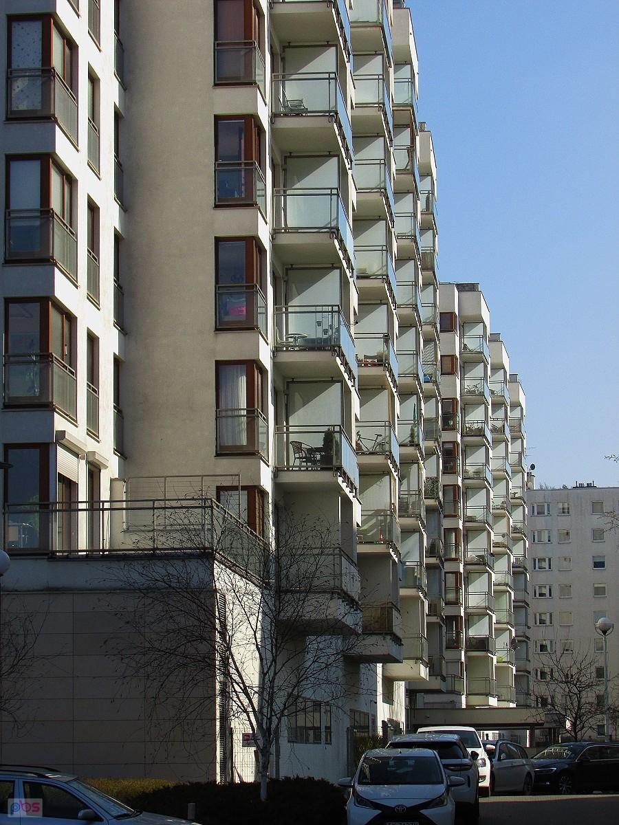 Aleja KEN 57 od podwórka
