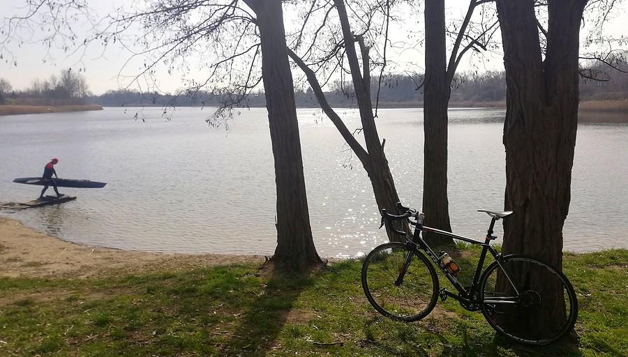 Rower bacznie obserwujący kajakarza - Jezioro Dębno