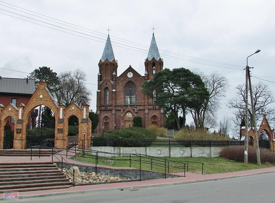 Leoncin - kościół dominuję nad okolicą