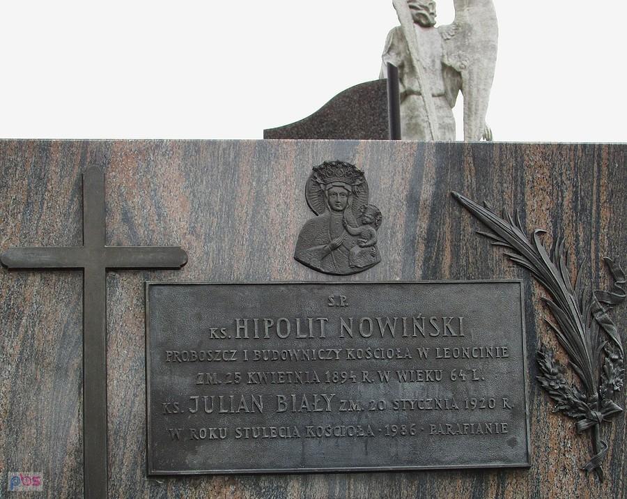 Grób proboszcza Hipolita Nowińskiego - inicjatora budowy kościoła w Leoncinie