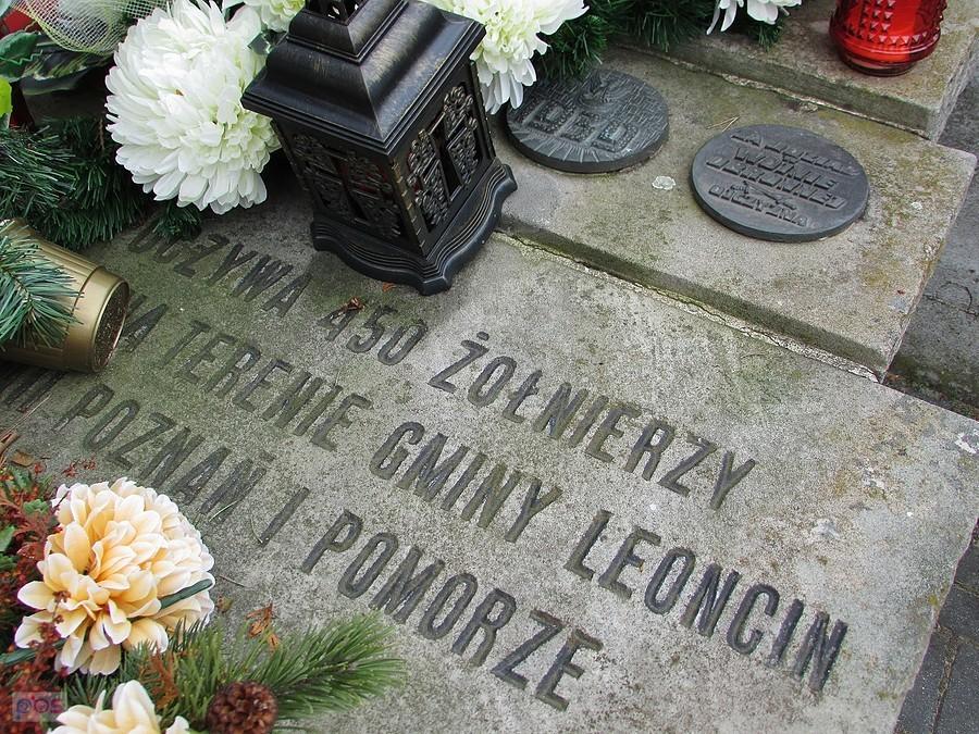 Leoncin - pamiątkowa płyta poległych żołnierzy z Armii Poznań i Armii Pomorze