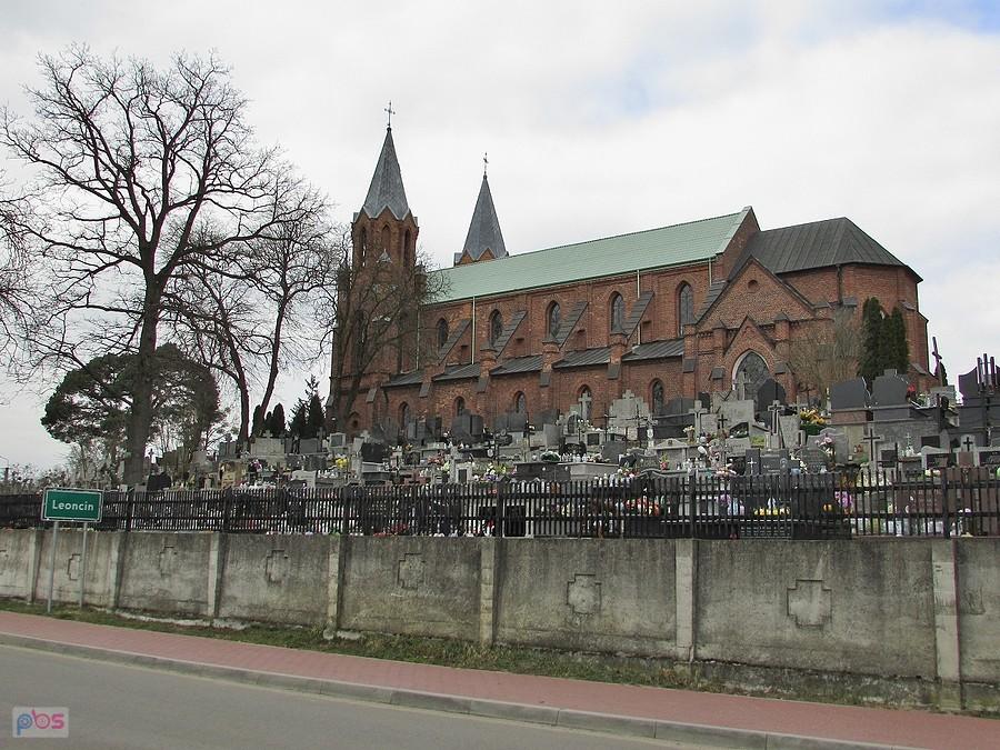 Kościół w Leoncinie został wzniesiony w latach 1881-1885