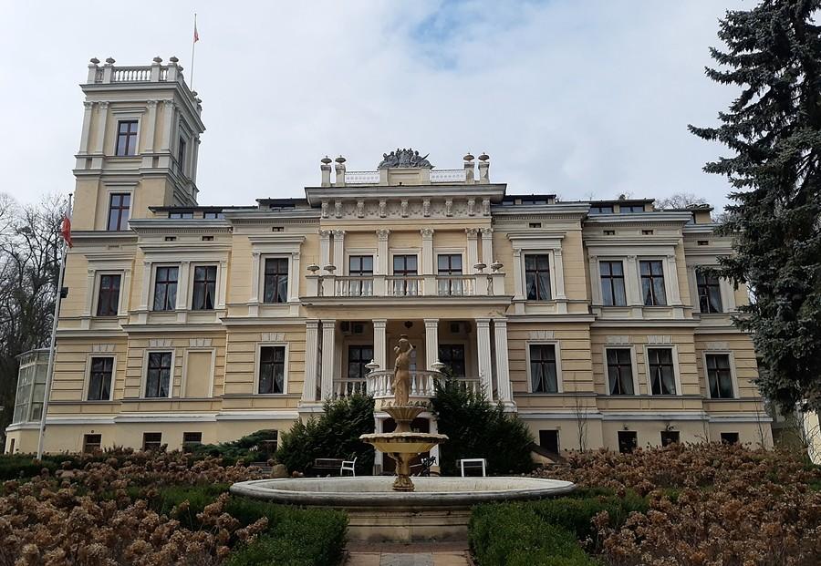 Od strony parku - Pałac Biedrusko
