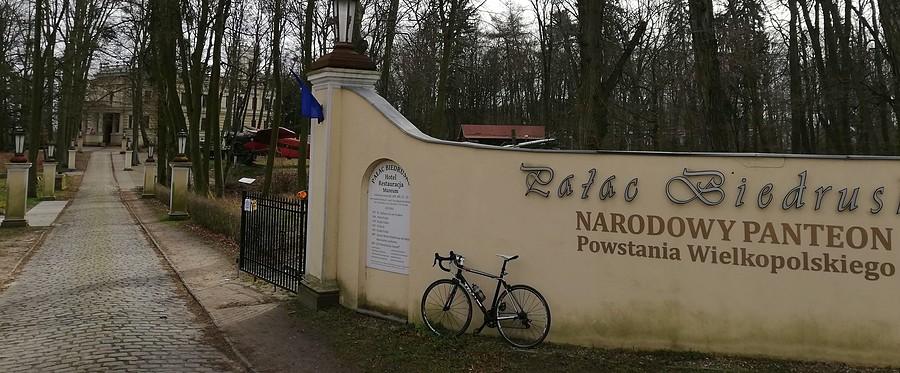 Brama wjazdowa - Pałac Biedrusko