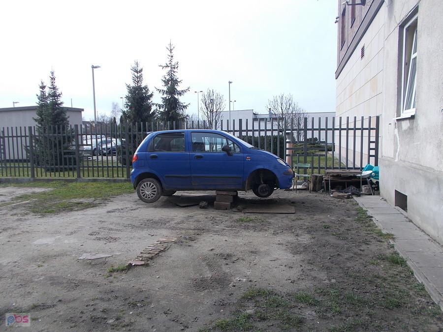 Podwórkowy warsztat samochodowy