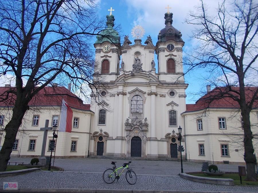 Barokowy kościół pw św. Jadwigi z dawnym klasztorem Benedyktynów
