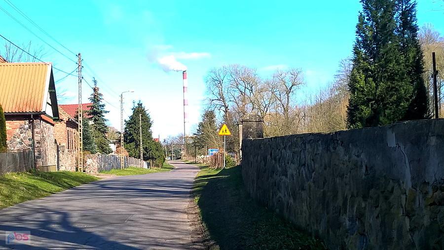 Tatynia i dymiący komin Kombinatu Azoty.