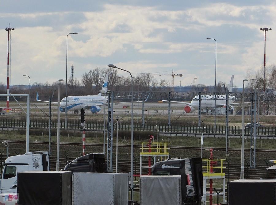 Samoloty na płycie postojowej przy Terminalu Cargo