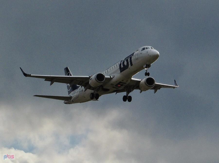 Ląduje Embraer 195 z Londynu