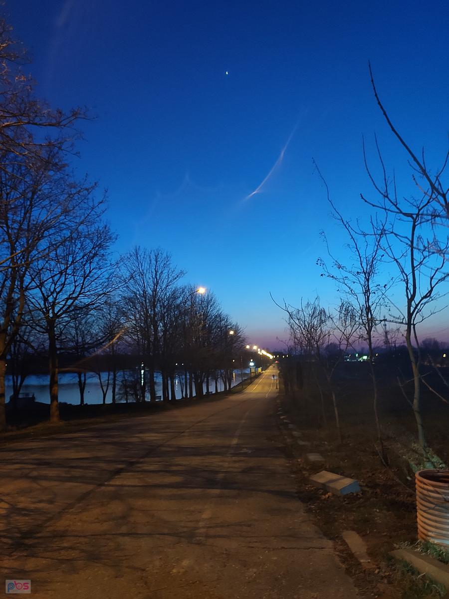 Tama nad Zalewem Zemborzyckim nocą