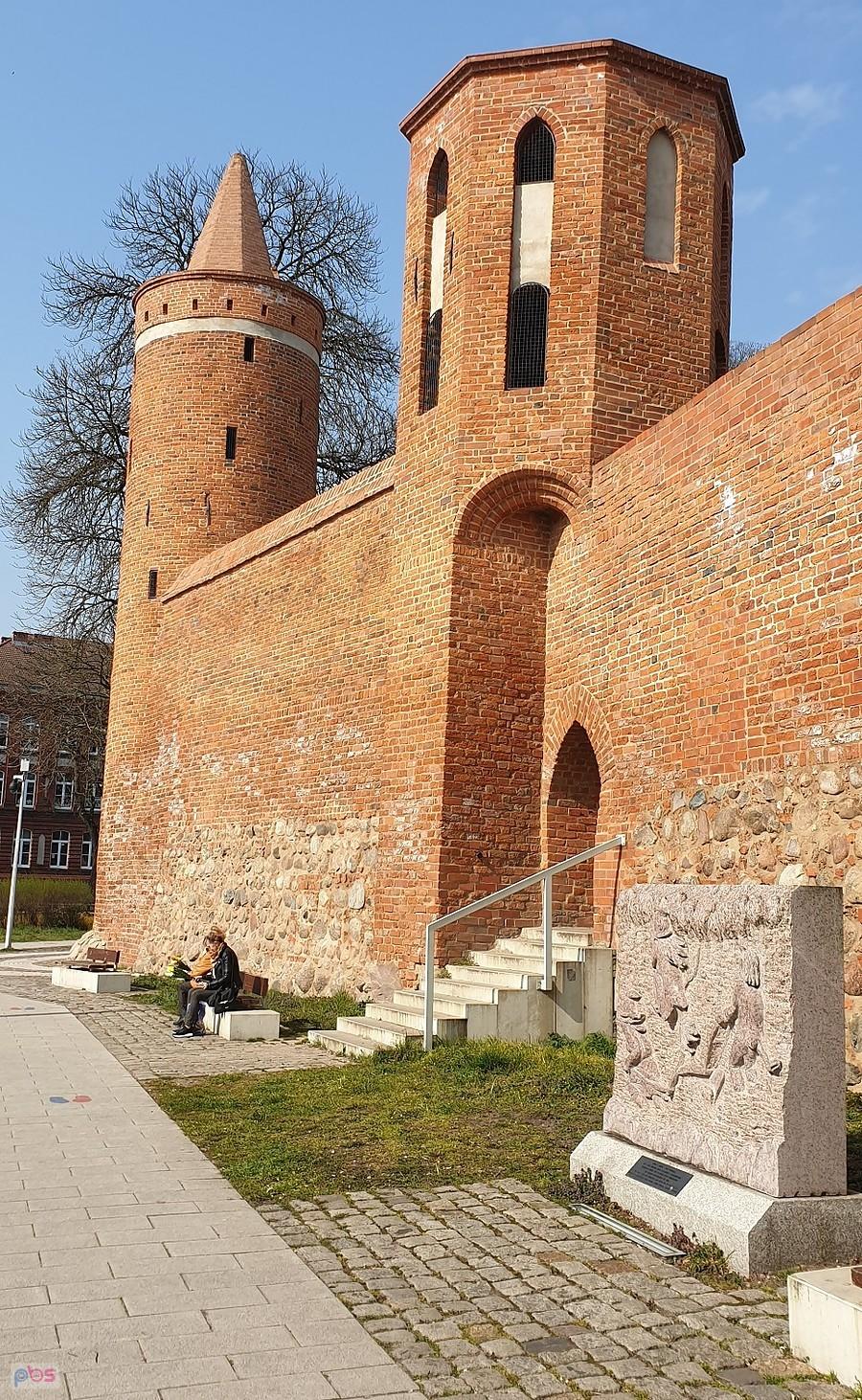 GOLENIÓW (niem.Gollnow) Baszta Prochowa i ośmioboczna Baszta Mennicza.