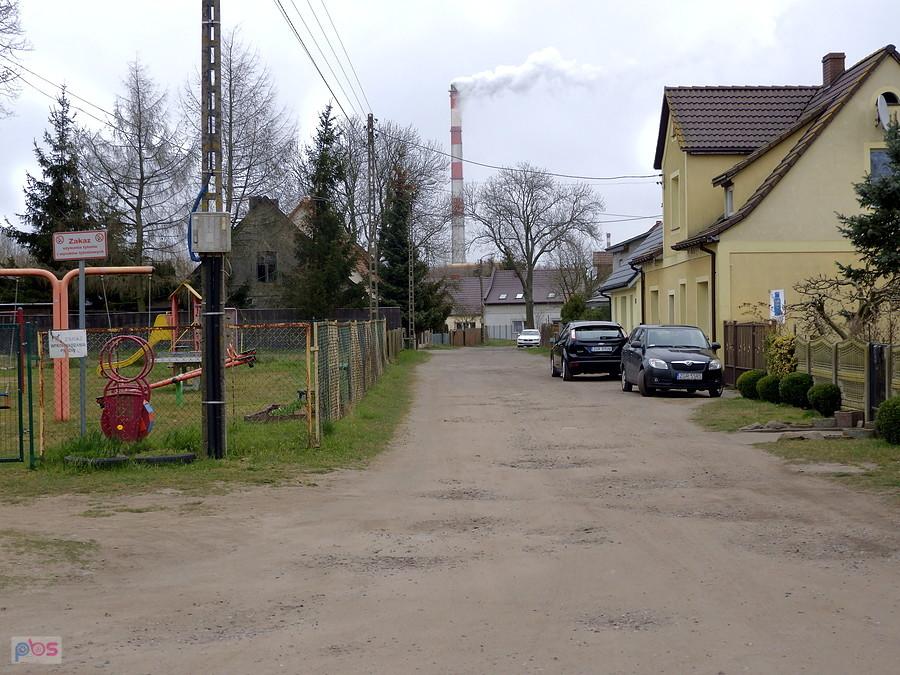 Tatynia a w oddali komin Kombinatu Azoty Police.