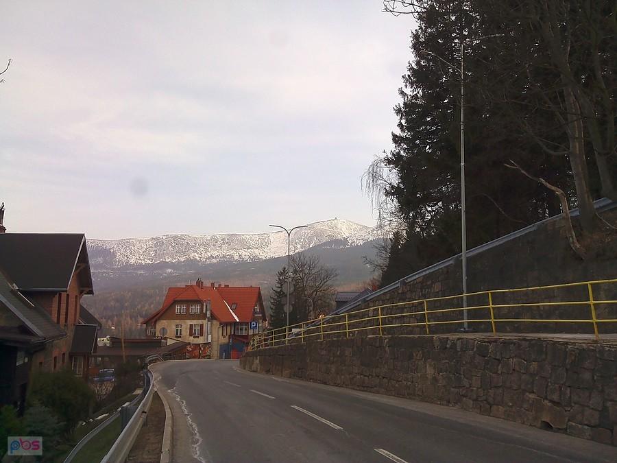 Karpacz Górny, w tle Śnieżka a po prawo srogi podjazd pod Wang